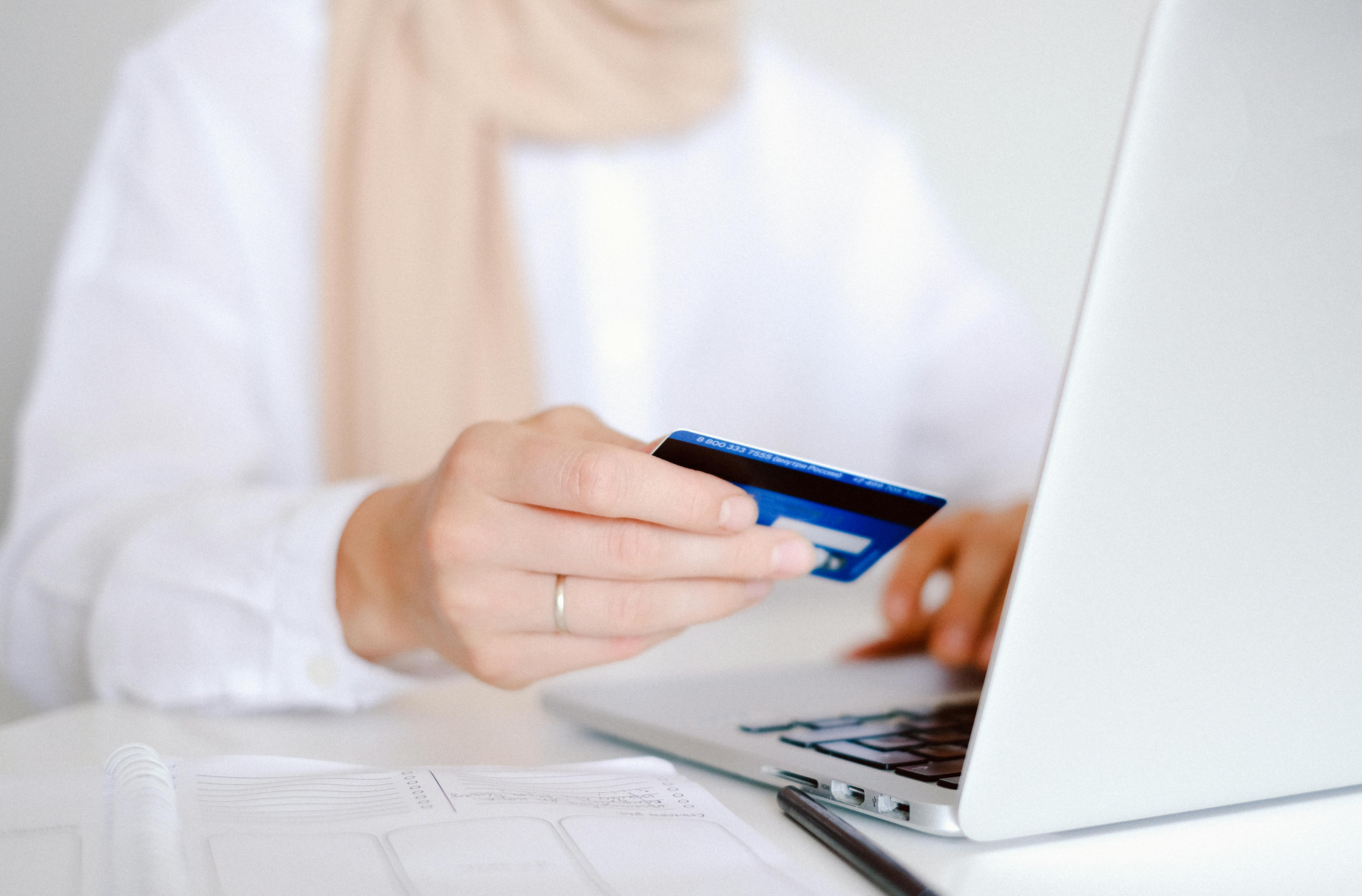 holding-a-credit-card